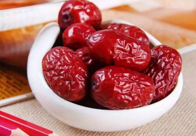 女人经期量少怎么调理吃什么药,月经量少怎么食补调理最有效