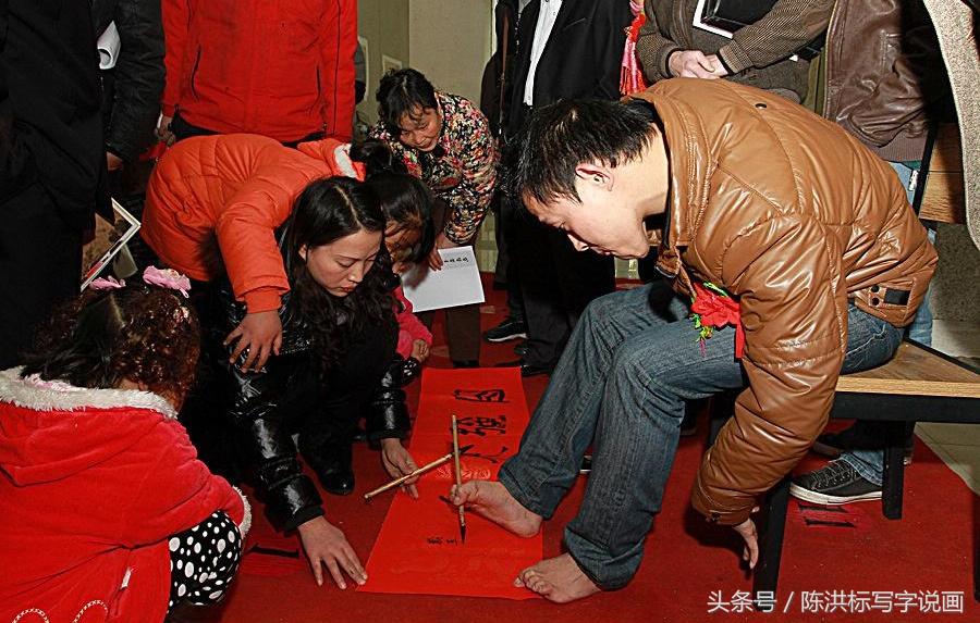 看他用脚写的“花式”书法，我不敬佩都不行！