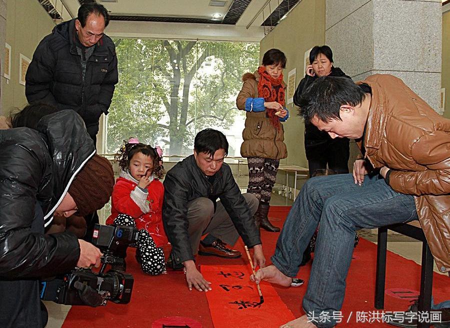 看他用脚写的“花式”书法，我不敬佩都不行！