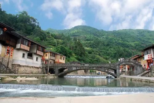 离厦门200公里的城市,离厦门十来分钟的小城