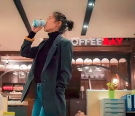 漂亮姐姐被甩锅那么好,漂亮姐姐被骗钱