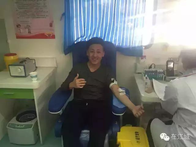 给环卫工人送温暖献爱心,献血志愿者送温暖