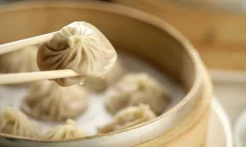 我带着秤和卷尺，去吃这几家小笼包！差点被赶跑