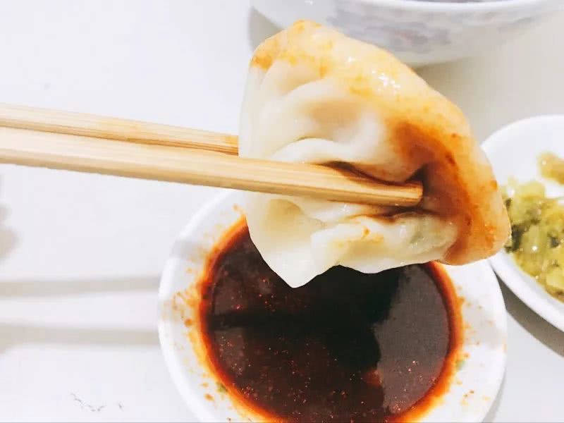 我带着秤和卷尺，去吃这几家小笼包！差点被赶跑