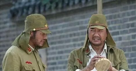 二战日本兵帽子上的布条有什么用,为什么二战日本帽子两边要挂布