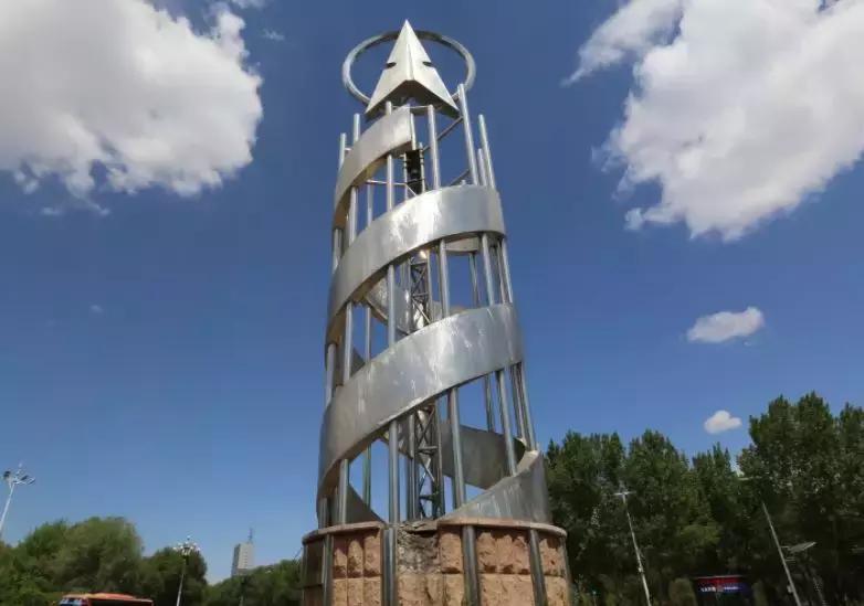 别了！包头极具地标性的雕塑之一北方奔驰“旋律”