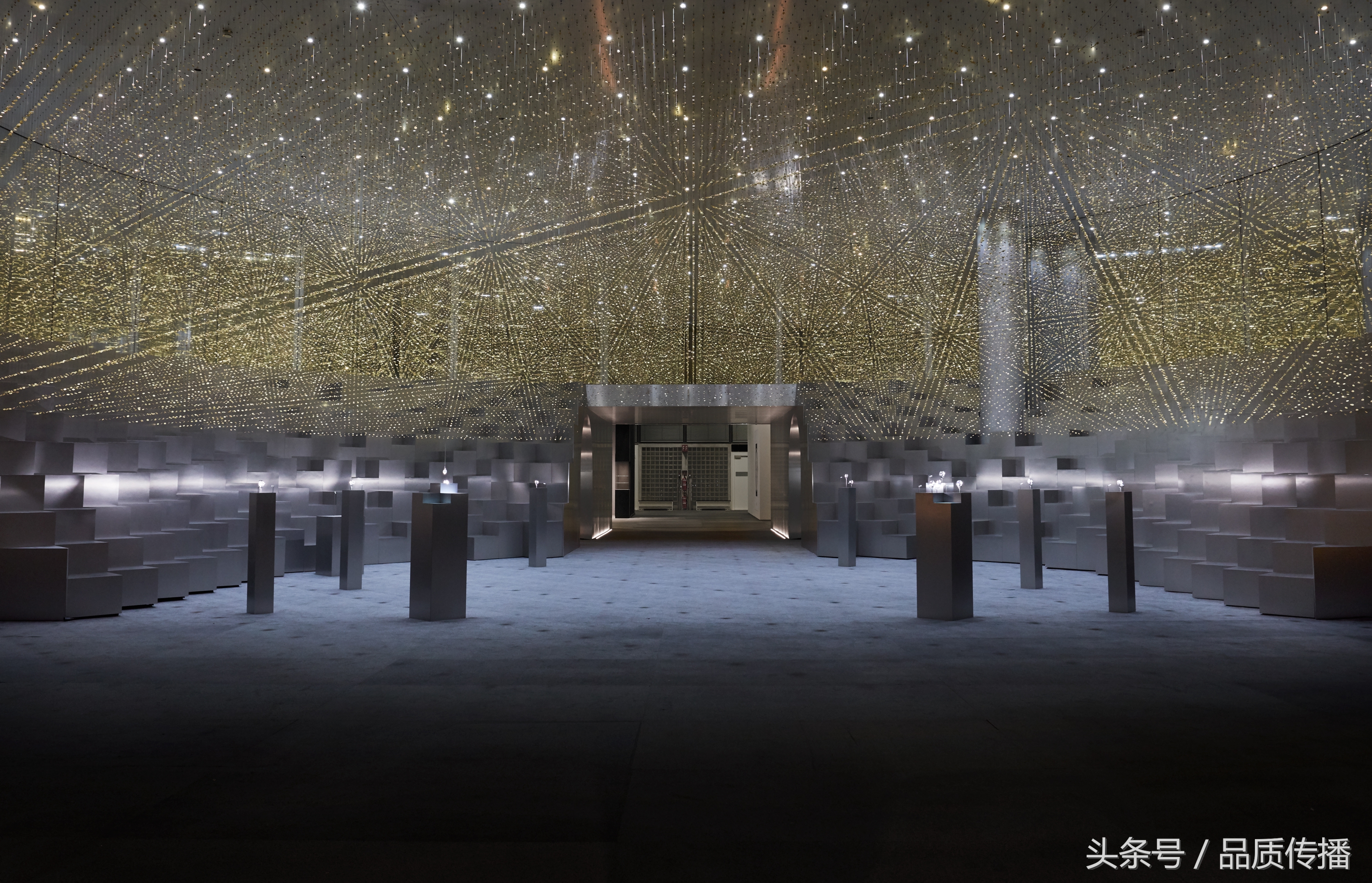 世界公民手表头号玩家,巴塞尔表展秀装置艺术、光动能、卫星对时