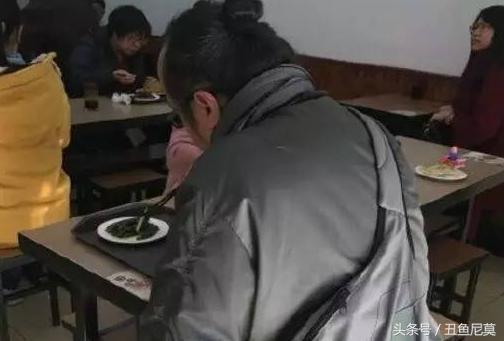 王菲早年现场唱歌,王菲年轻时颁奖典礼唱歌