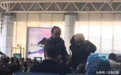 王菲早年现场唱歌,王菲年轻时颁奖典礼唱歌