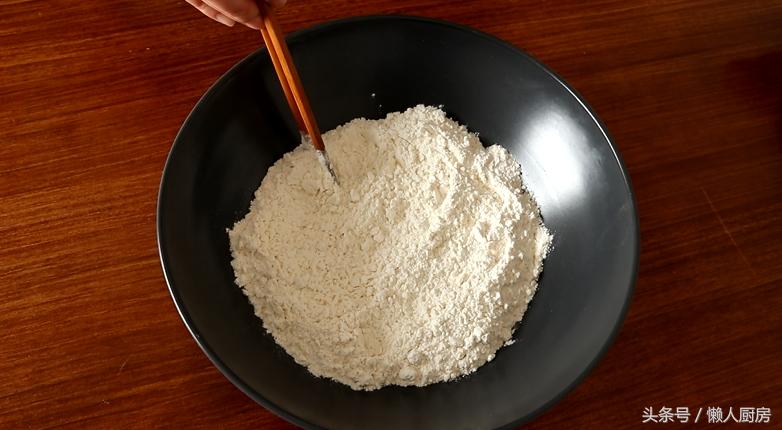 用面粉油条类各种美食的家常做法,自制小葱油条家常做法