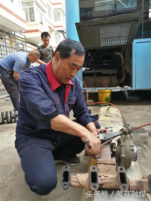 云贞平执着维修事业三十载不忘初心为公交