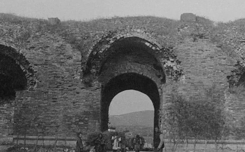 朱棣*都迁**之前，北京黄沙漫天，大臣们都不爱去，朱棣：不去就走人