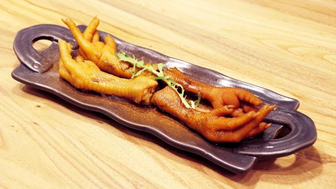 穿梭于苏城的猫大侠，举着鱼票正到处找你！