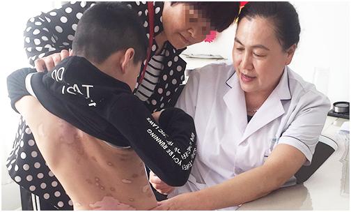 「白癜风援助纪实」8岁男孩与白魔顽强抗争在国丹终收获了希望