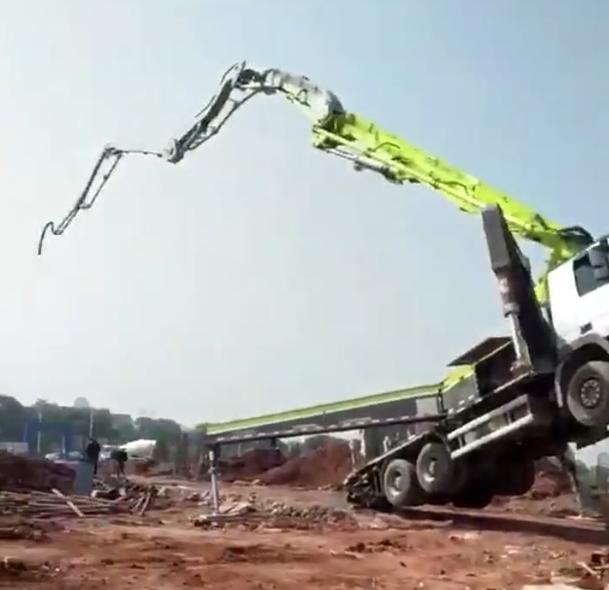 泵车翘腿子了司机还继续打料,车主的内心是崩溃的