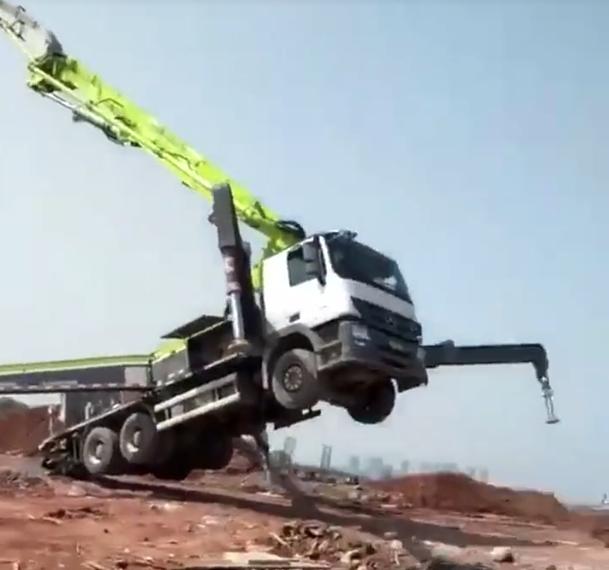 泵车翘腿子了司机还继续打料,车主的内心是崩溃的