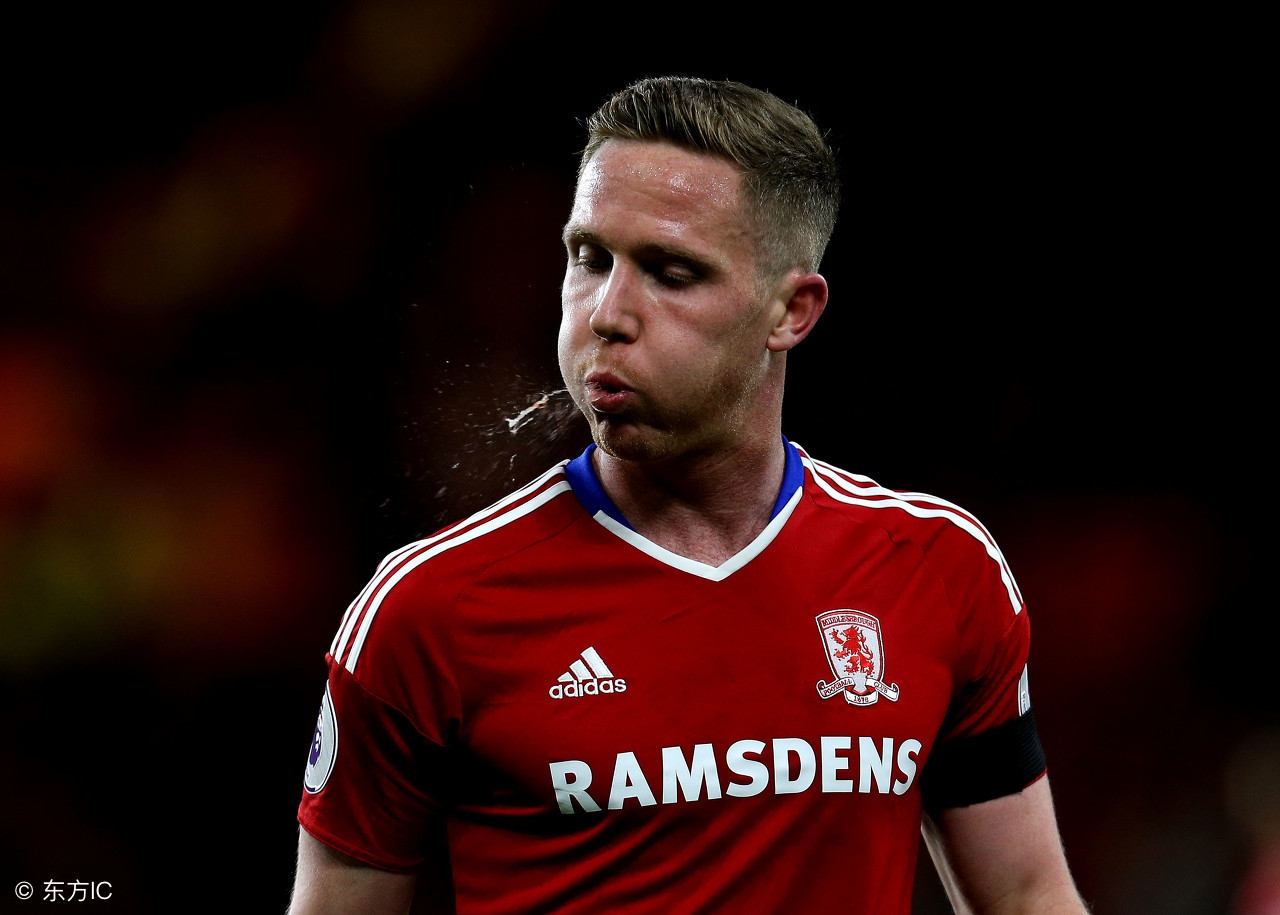 足球运动员为什么在草坪上吐痰,足球运动员身体素质跟普通人比