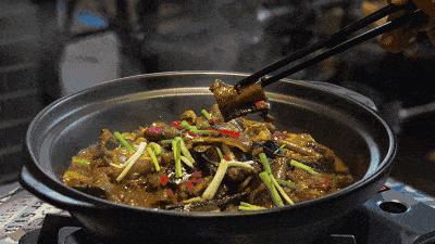 后来我总算学会了炒股,教我怎样吃鸡