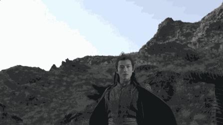 有本事你就上天,结果《莽荒纪》里的他挥着翅膀一直在天上飞!