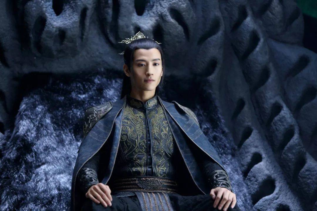 有本事你就上天,结果《莽荒纪》里的他挥着翅膀一直在天上飞!