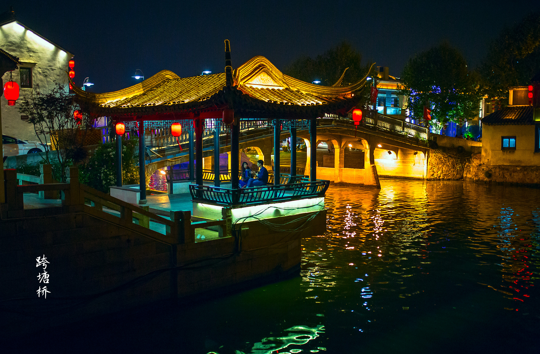 无锡南长街夜景视频,描述无锡南长街夜景的句子