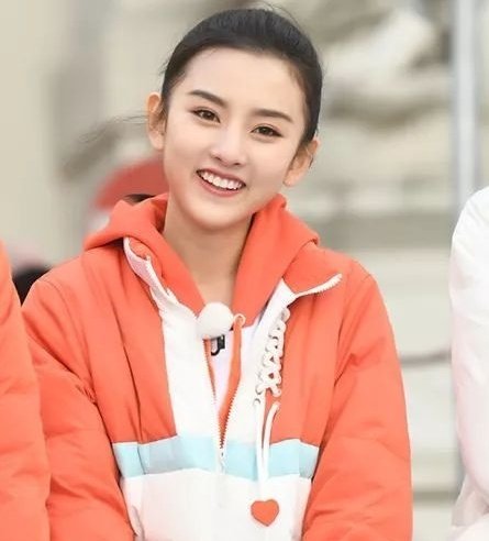 《101》黑幕怕是她？“女版董岩磊”杨超越穷傻白甜能走多远？