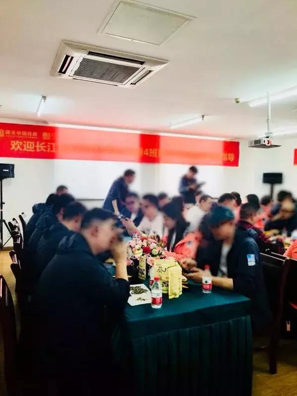 长江商学院大佬们,长江商学院类似的商学院