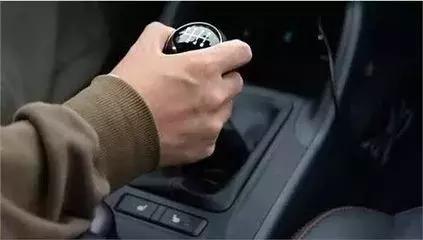 路上的减速带怎么过才不伤车,路过路口刹车技巧