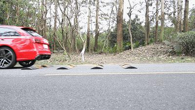 路上的减速带怎么过才不伤车,路过路口刹车技巧