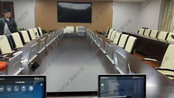 句容市某政府安装席媒16.5寸超薄多点触摸液晶升降屏一体机