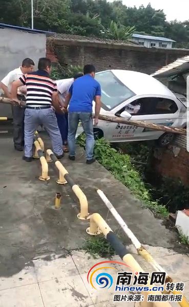 女司机倒车撞路边店铺,女司机溜车撞保时捷后续