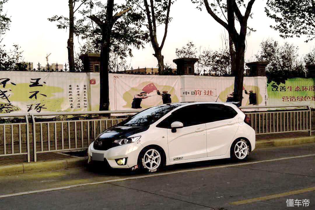 开飞度总担心被撞,开本田飞度出门被拍