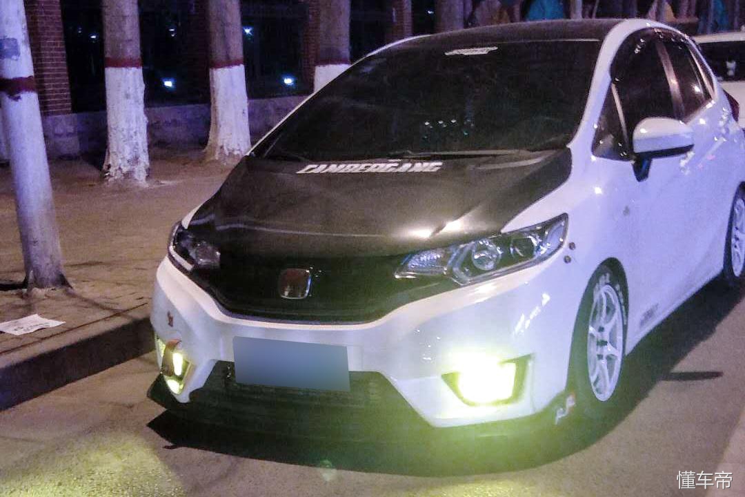 开飞度总担心被撞,开本田飞度出门被拍