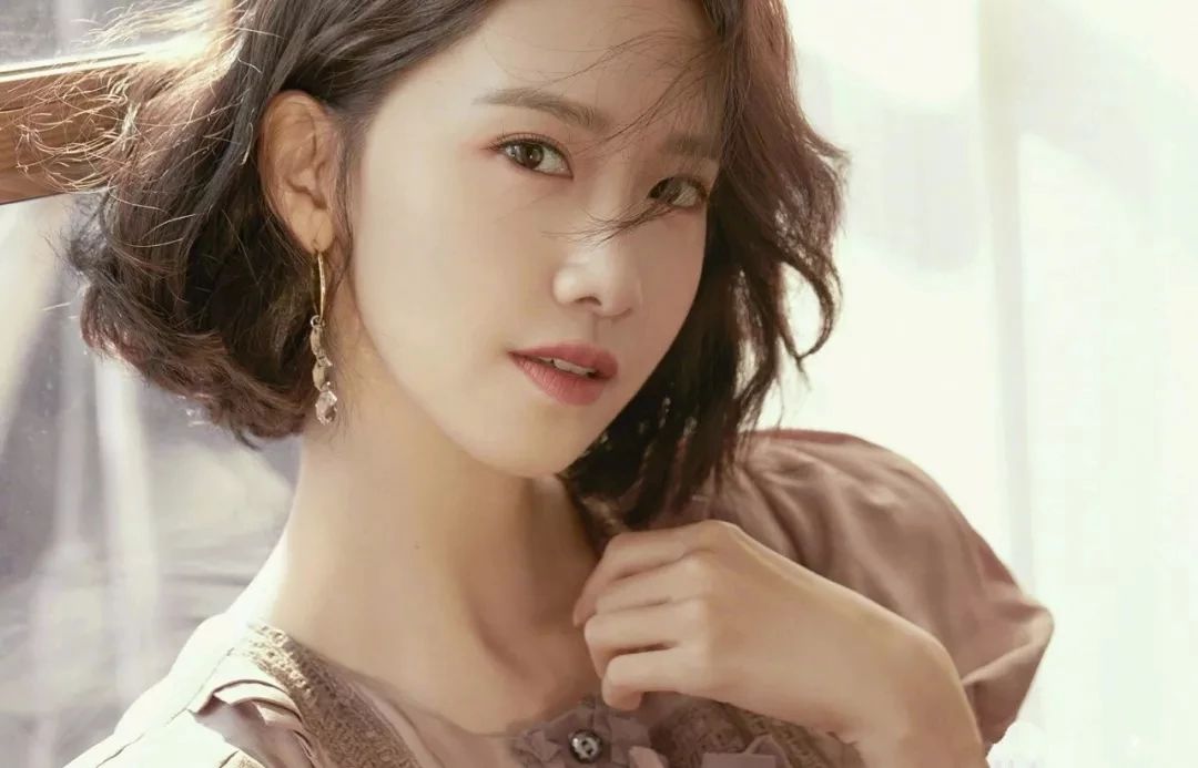 肩位很卷的发型,齐肩往下一点的发型