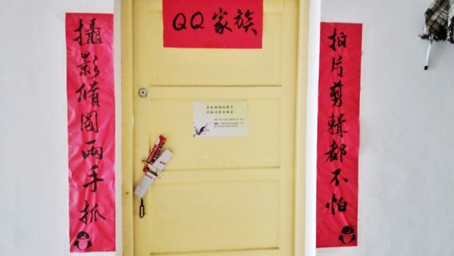 宿舍贴对联发朋友圈搞笑文案,适合贴在寝室的搞笑对联