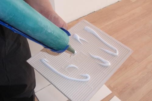 玻璃胶粘手上了用香蕉水能洗掉吗,干了的玻璃胶用香蕉水可以溶解吗