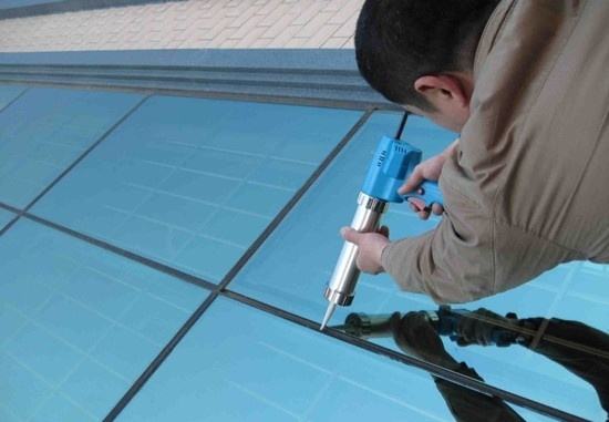 玻璃胶粘手上了用香蕉水能洗掉吗,干了的玻璃胶用香蕉水可以溶解吗