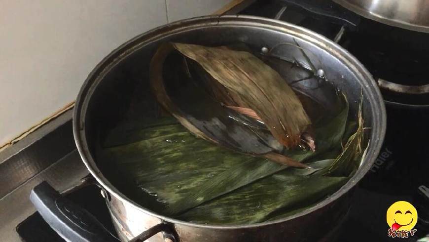 粽子不要绳子的包法,糯米粽子不煮怎么放