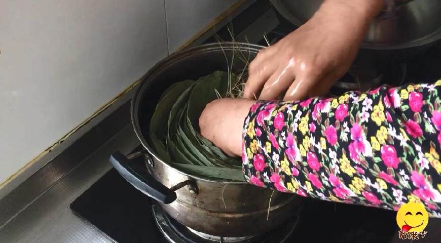 粽子不要绳子的包法,糯米粽子不煮怎么放