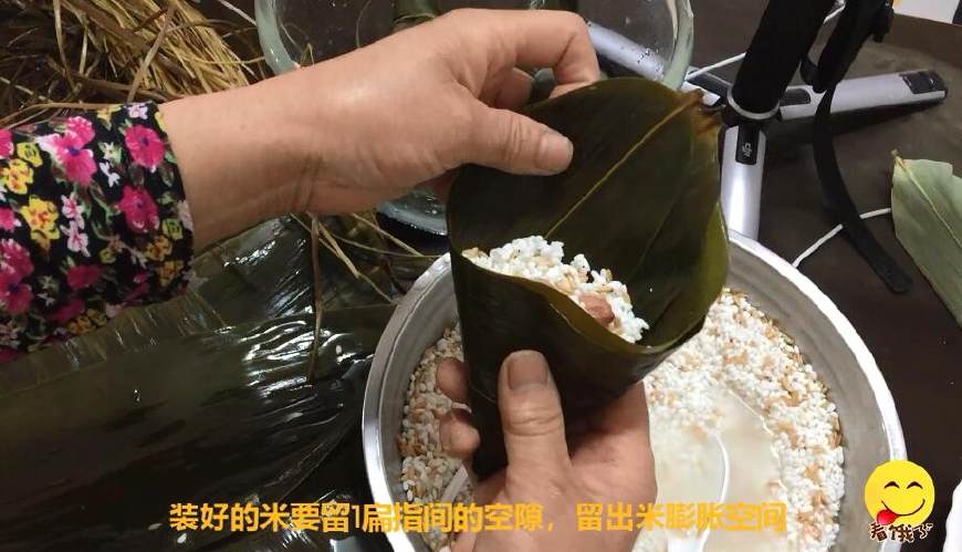 粽子不要绳子的包法,糯米粽子不煮怎么放