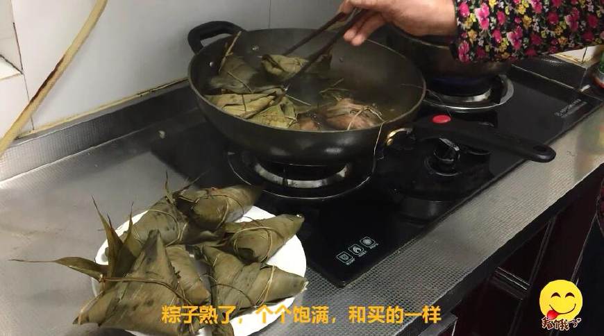 粽子不要绳子的包法,糯米粽子不煮怎么放