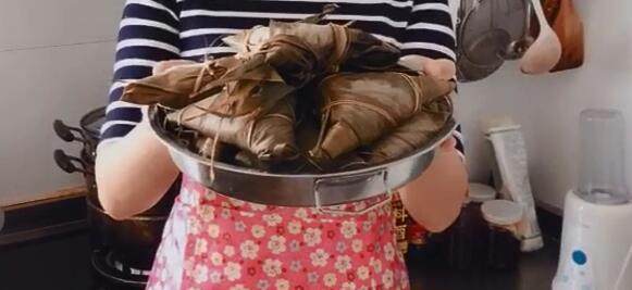 粽子不要绳子的包法,糯米粽子不煮怎么放