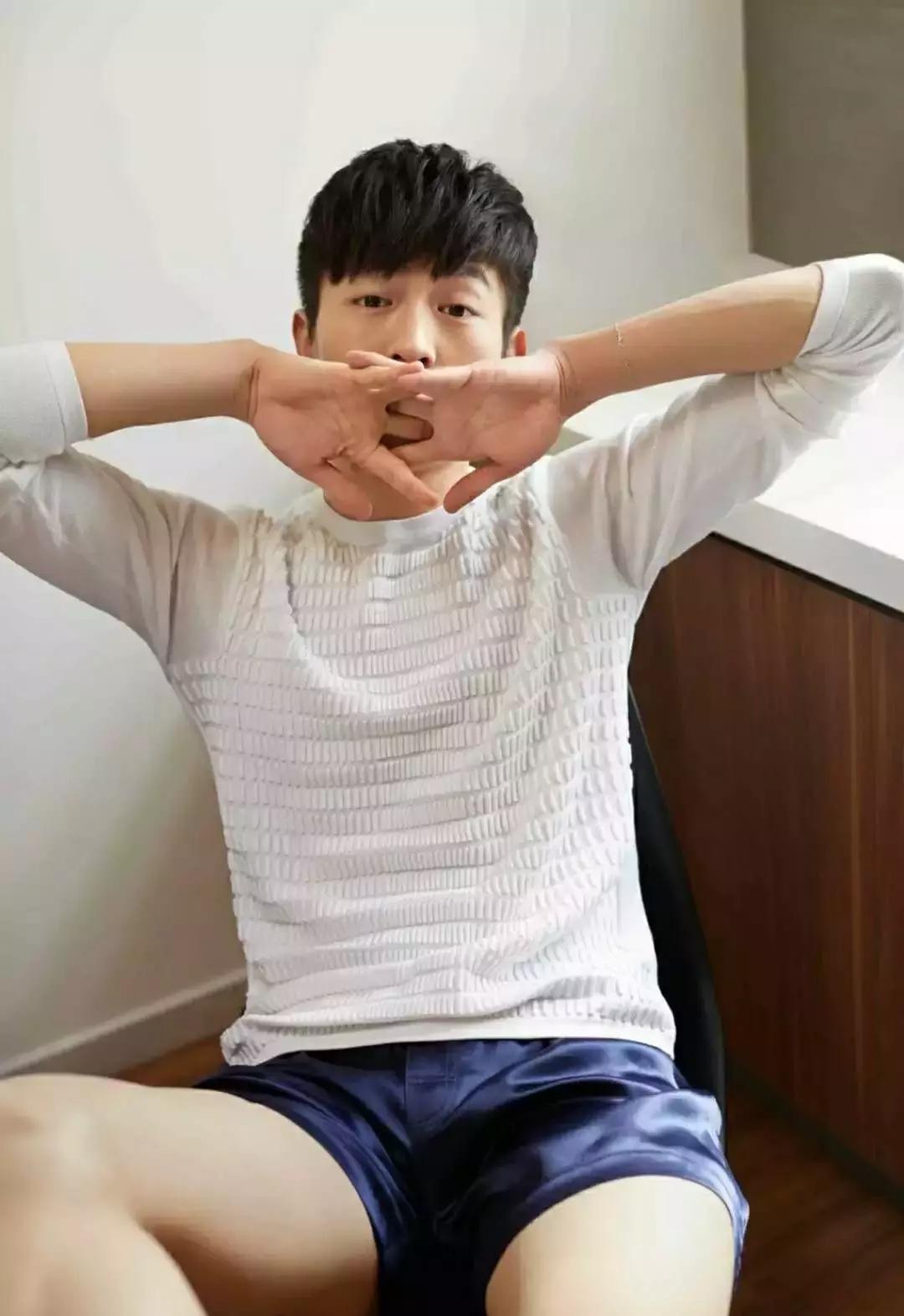 「我的故事」发现那个特别man体育生室友，竟然是Gay是什么体验？