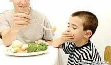 小孩2岁不吃饭该不该喂饭,孩子两岁多不吃饭需要喂饭么