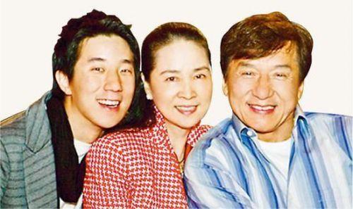 娱乐红黑榜|成龙同性恋私生女出走,首次公开认爸向社会求救