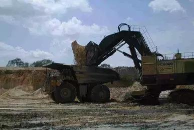 目前世界上最大的小型挖掘机,世界上最小900斤挖掘机