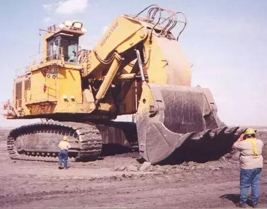 目前世界上最大的小型挖掘机,世界上最小900斤挖掘机