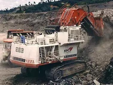 目前世界上最大的小型挖掘机,世界上最小900斤挖掘机