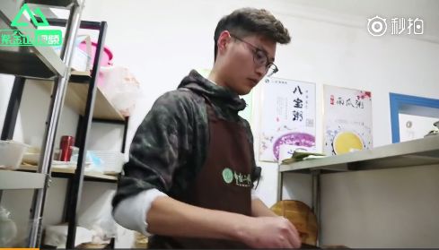 这些大学生太能赚钱了,不服不行啊?