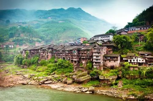 这趟高铁列车上的美食全国独有,渝贵高铁沿途风景